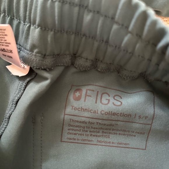 FIGS Women’s Scrubs Set- Hydrogreen, Small - Picture 5 of 6